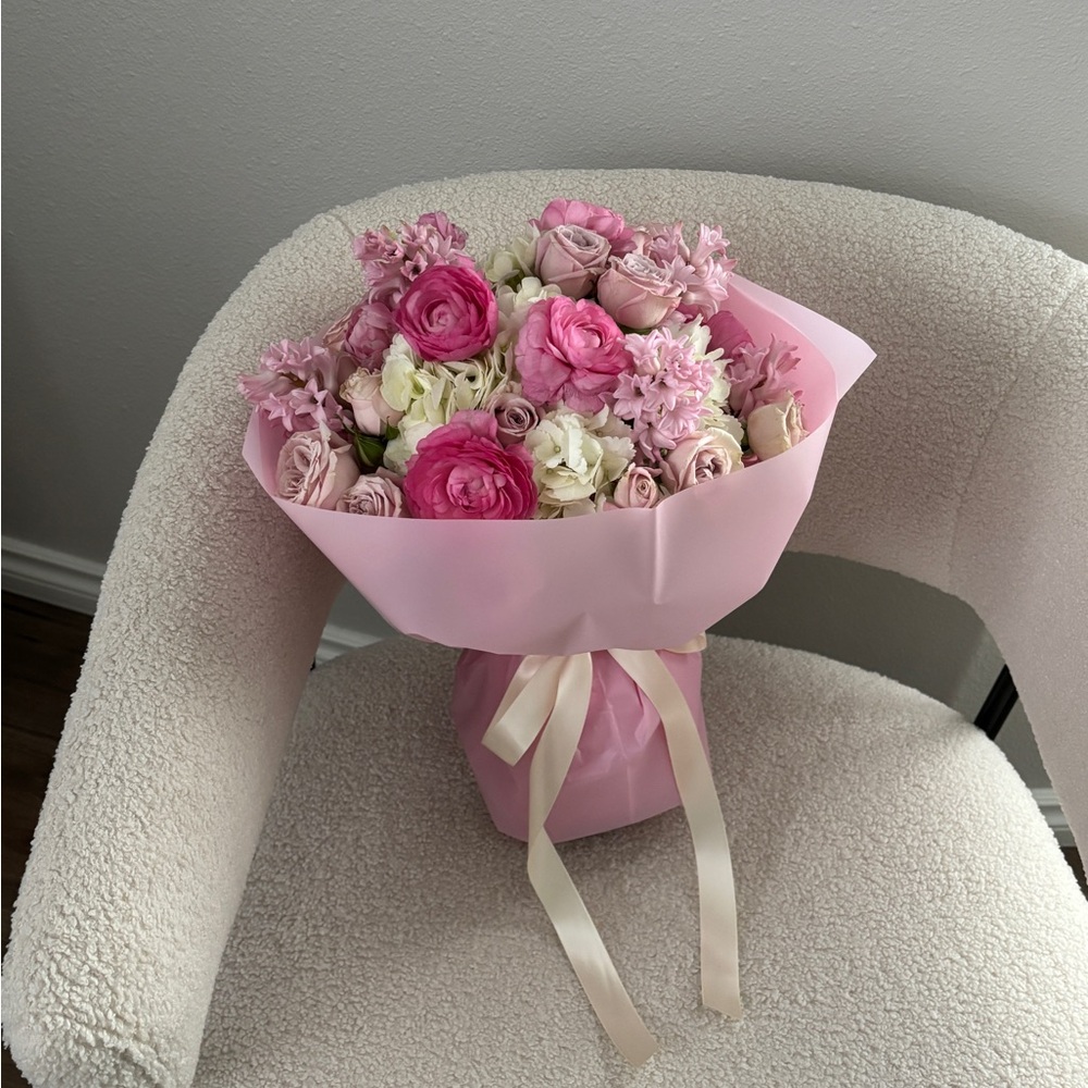 Classic pink bouquet for your loved ones 🎀